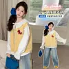 Conjunto de Chaleco y Camisa Súper Elegante Estilo Coreano para Niñas, Atuendo de Primavera 2026 Modelo Nuevo, Conjunto de Tres Piezas de Pantalones Vaqueros de Primavera y Otoño para Niños