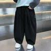 Calça casual listrada de perna reta para meninos, novo estilo primavera e outono, calça longa versátil para crianças pequenas, calça solta e da moda tendência