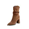 Botas de tornozelo de camurça bico fino estilo coreano para mulheres, coleção de inverno 2026, botas de cano curto com salto alto, saltos agulha sexy, botas da moda trendy
