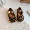 Novedad Primavera/Otoño 2026 Zapatos Planos de Correa Única Estilo Coreano para Niñas con Estampado de Leopardo Zapatos Pequeños de Piel Mocasines Versátiles de Suela Suave