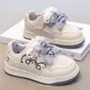 Padrão de desenho bordado no cabedal, laço de fita, tênis versáteis e estilosos para meninos e meninas, sapatos infantis para o início do outono de 2026