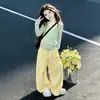 Conjunto Dopamina para Meninas Primavera e Outono 2026 Nova Camiseta de Manga Longa Infantil Roupa de Primavera para Menina Calça Pantalona Conjunto de Três Peças