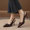 Nuevos Zapatos de Tacón Alto de Punta Aguda Retro Francés Marrones para Mujer de Cuero Suave Stiletto Zapatos Individuales Sandalias sin Espalda Primavera/Verano 2026