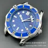 Relógio masculino estilo executivo com movimento chinês NH35, um modelo popular para exportação, apresentando um movimento mecânico totalmente automático e um mostrador luminoso