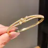 Pulseira com Fivela de Nariz de Porco em Zircônia Banhada a Ouro Real 18K Pulseira de Luxo Acessível High-End Joia de Mão Elegante da Moda Atacado
