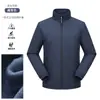 Jaqueta corta-vento com gola alta integrada e espessa, à prova d'água para atividades ao ar livre, com forro de veludo, para casais, com bordado de logotipo personalizado, uniforme de trabalho em equipe