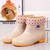 Botas de lluvia cálidas, zapatos de lluvia cortos para mujer adultos, botas de agua de felpa de invierno, zapatos de goma antideslizantes para trabajadores de oficina, zapatos sin cordones para uso en la cocina