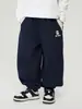 Calça Casual Casual Infantil com Estampa de Letras Estilosa para Meninos, Calça de Moletom Grossa com Fleece para Crianças Maiores - Inverno 2025