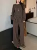 Nueva colección otoño/invierno 2026: Suéter de punto de cuello redondo con bajo desmontable combinado con pantalones de pierna recta y ancha - un conjunto casual de dos piezas