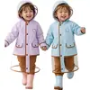 Impermeable infantil para niños y niñas, especialmente diseñado para estudiantes de primaria, protección completa contra la lluvia con espacio para mochila, impermeable infantil de dibujos animados