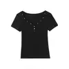 Camiseta sexy de manga corta con cuello en V y tachuelas estilo americano para mujer, verano 2026, corte ajustado, top básico de alta gama.