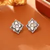 Aretes de Circonita con Trébol de Cuatro Hojas de Nácar Natural, Gama Alta, Modernos y Exquisitos, Aretes Pequeños Estilo Chanel para Mujer, Accesorios Frescos y Dulces