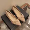 Elegantes zapatos planos para mujer de punta fina, estilo suave y boca poco profunda, colección otoño 2026, estilo francés, con tacón oculto para mayor altura, adecuados para ir al trabajo y la oficina.