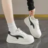 Zapatos deportivos casuales versátiles, transpirables y antideslizantes, cómodos con cordones para estudiantes, que aumentan la altura, nuevo estilo 2026, zapatos blancos para mujer, suela gruesa de otoño