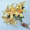9 ramos de flores artificiales de lirio decoración de boda guía de camino sosteniendo flores adornos de diseño de habitación de boda arreglo floral flores artificiales de tela de seda