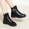 Botas de Nieve Cálidas Antideslizantes, Botas de Cuero para Personas de Mediana Edad, Zapatos de Algodón para Madres, Botas de Invierno de Cuero Suave con Terciopelo de Algodón para Mujer, Zapatos Planos de Suela Blanda