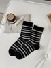 Calcetines a rayas versátiles de bloques de color para otoño e invierno para mujer, calcetines de media pantorrilla, calcetines holgados sin costuras estilo ins, anti-pilling, calcetines de algodón estilo universitario