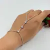 Pulsera de Dedo Corazón Full Diamante Nuevo Producto Transfronterizo Moda Europea y Americana Cadena de Dedo con Pedrería Pulsera para Mujer