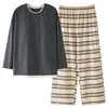 Conjunto de pijama feminino de primavera e outono, com mangas compridas, calças compridas, 100% algodão, com sutiã embutido, apresentando um design de desenho animado, gola redonda e estilo pullover, adequado para usar como roupa de casa.