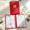 Convite de casamento dobrado com o caractere "felicidade dupla" em relevo dourado vermelho e padrão de rosas, Convite de casamento combinado chinês e ocidental, Convite de casamento estilo chinês