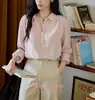 Camisa rosa de lino Tencel Moriiroe para mujer, colección de otoño, con cuello camisero, cierre de botones al frente y diseño de hombros caídos, ofreciendo un look versátil y elegante para el trabajo o el uso casual.