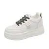 Nuevos zapatos de cuero para mujer 2026, zapatillas blancas que aumentan la altura, antideslizantes, estilo transfronterizo, zapatillas casuales con cordones de suela gruesa para mujer, adecuadas para primavera y otoño