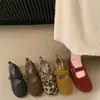 Zapatos redondos peludos para mujer, zapatos de algodón afelpado, suela plana, para otoño e invierno, zapatos de una sola tira estilo Mary Jane, estampado de leopardo, nuevos 2026, para usar al aire libre, con forro polar adicional