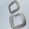 Em estoque fivela decorativa de liga de zinco de alta qualidade fivela de metal galvanizado borda arredondada botão quadrado botão de casaco jaqueta de vento vendas diretas da fábrica