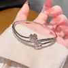 Pulsera de Diamantes Micro-incrustados de Lujo Ligero y Sensación de Alta Gama para Mujer, Pulsera Sencilla de Moda de Acero de Titanio que no se Decolora, para Pareja, Combinable con Todo, Primera Joya