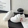 Zapatillas Deportivas de Dibujos Animados de Moda para Niños 2026 Nuevo Estilo Primavera y Otoño Suela Suave Transpirables Zapatos Blancos para Niños y Niñas