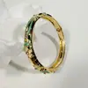Yongge Jewelry Pulsera de Color Dopamina Estilo Étnico Versátil Borde Dorado Hueco Adorno de Mano