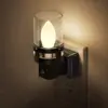 Luz Noturna Plug-in Imitação de Vela Retrô GY103 Base com Grão de Madeira Preto Luz de Lâmpada C7 Luz Noturna com Sensor de Luz Luminária de Cabeceira