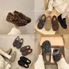 Zapatos Planos de Lana con Lunares de Corte Bajo para Mujer 2026 Otoño/Invierno Nueva Llegada Hebilla Elevadora Interna Zapatos Peludos Cómodos Cálidos Zapatos Casuales