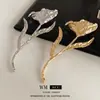 Broche de Flor Plegada Transfronterizo Europeo y Americano, Joyería de Pin Minimalista de Moda y Única, Accesorios de Ropa de Gama Alta de Nicho