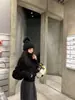 ¡La "Línea de Relajación Chica Blanca" de Ouyang es tan Suave y Acogedora con una Sensación de Terciopelo! Es un Abrigo Cálido y Ecológico de Lana de Cordero Sintética para Invierno