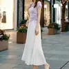 Conjunto de roupa de verão feminino moderno e estiloso: novo conjunto de duas peças com top de malha com cordão e pedrarias e saia plissada com strass