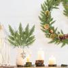 Simulación de pino y ciprés de Amazon: combinación de bayas rojas y verdes, agujas de pino navideñas, adornos florales para la mesa del comedor.