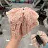 Presilha de cabelo triângulo em tecido para mulheres, com um visual sofisticado, perfeita para criar um coque estiloso na parte de trás da cabeça; uma grande presilha tipo tubarão com aparência delicada, com um laço de borboleta
