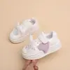 Sapatos para Meninos e Crianças, Tênis Brancos com Malha e Design Vazado, Novos Tênis para Meninas Primavera/Verão 2026, Calçados Esportivos Respiráveis