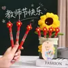 2026 regalos cuidadosamente seleccionados para el Día del Maestro: portalápices práctico, ramo de girasoles, bolígrafo rojo, pequeños regalos para profesores y profesoras, estilo nuevo