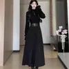 Vestido Elegante Negro de Medio Cuello Alto para Mujer, Estilo Nuevo Otoño e Invierno, Diseñado con un Estilo Elegante y Moderno para Fiestas, con una Falda Larga de Corte A que Ceñe la Cintura