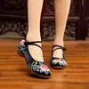 [Rosa y Dai] Zapatos de tela bordados nuevos de verano estilo étnico suelas de tendón de res elevados Zapatos individuales de mujer para primavera y otoño de Danza Cuadrada
