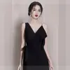 Roupa Feminina Europeia e Americana de Outono e Verão, Vestido Preto Vintage com Pérolas e Corte Slim em V, Vestido Leve e Maduro de Alças 8781
