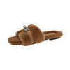 Chinelos peludos da moda com uma alça para mulheres, novo modelo outono e inverno 2026, com fivela de metal, chinelos de algodão modernos de bico aberto
