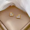 [Aço de titânio de corpo inteiro] Brincos minimalistas de concha de coração de pêssego brincos frios para homens e mulheres Brincos de banquete de temperamento personalizado