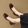 Zapatos de salón poco profundos de 5 cm con punta cuadrada y correa de hebilla para mujer, nueva colección otoño 2026, diseño repujado, adecuados para ir al trabajo y se pueden usar en todas las estaciones