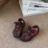 Nuevas Zapatillas Deportivas Infantiles Otoño 2026 Versátiles Zapatos Deportivos para Niñas Moda Tendencia Zapatos de Entrenamiento Alemanes para Niños Suela Suave Versión Coreana