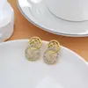 Brincos redondos europeus e americanos com letras cravejadas de diamantes, um toque de luxo e sofisticação, brincos estilosos e versáteis para mulheres