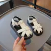 Sandálias Infantis 2026 Verão Novo Estilo Sapatos de Praia Fechados Trançados Vazados Estilo Princesa para Menininhas Sapatos Romanos
