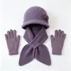 Conjunto de três peças para mãe para outono e inverno: novo chapéu de tricô floral com pelo de coelho, cachecol e luvas para aquecimento e proteção das orelhas